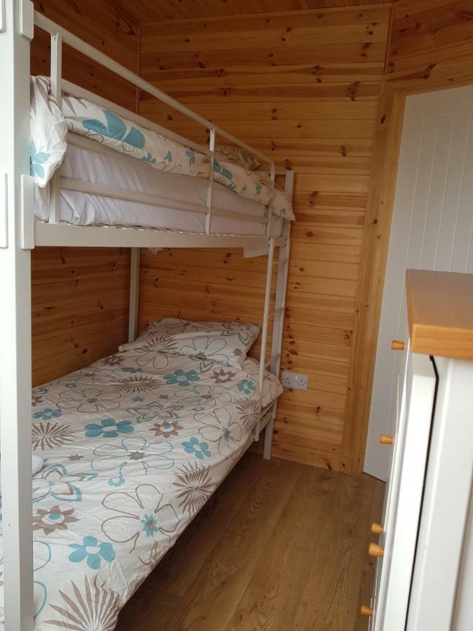 Acorn Camping And Caravan Park Ллантвіт-Мейджор Екстер'єр фото