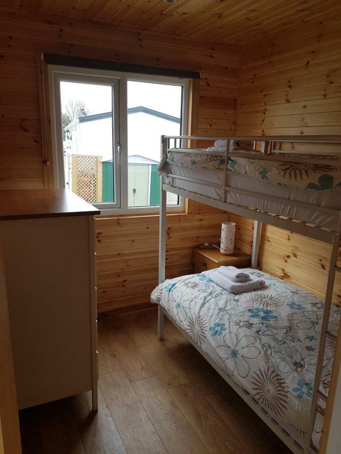 Acorn Camping And Caravan Park Ллантвіт-Мейджор Екстер'єр фото