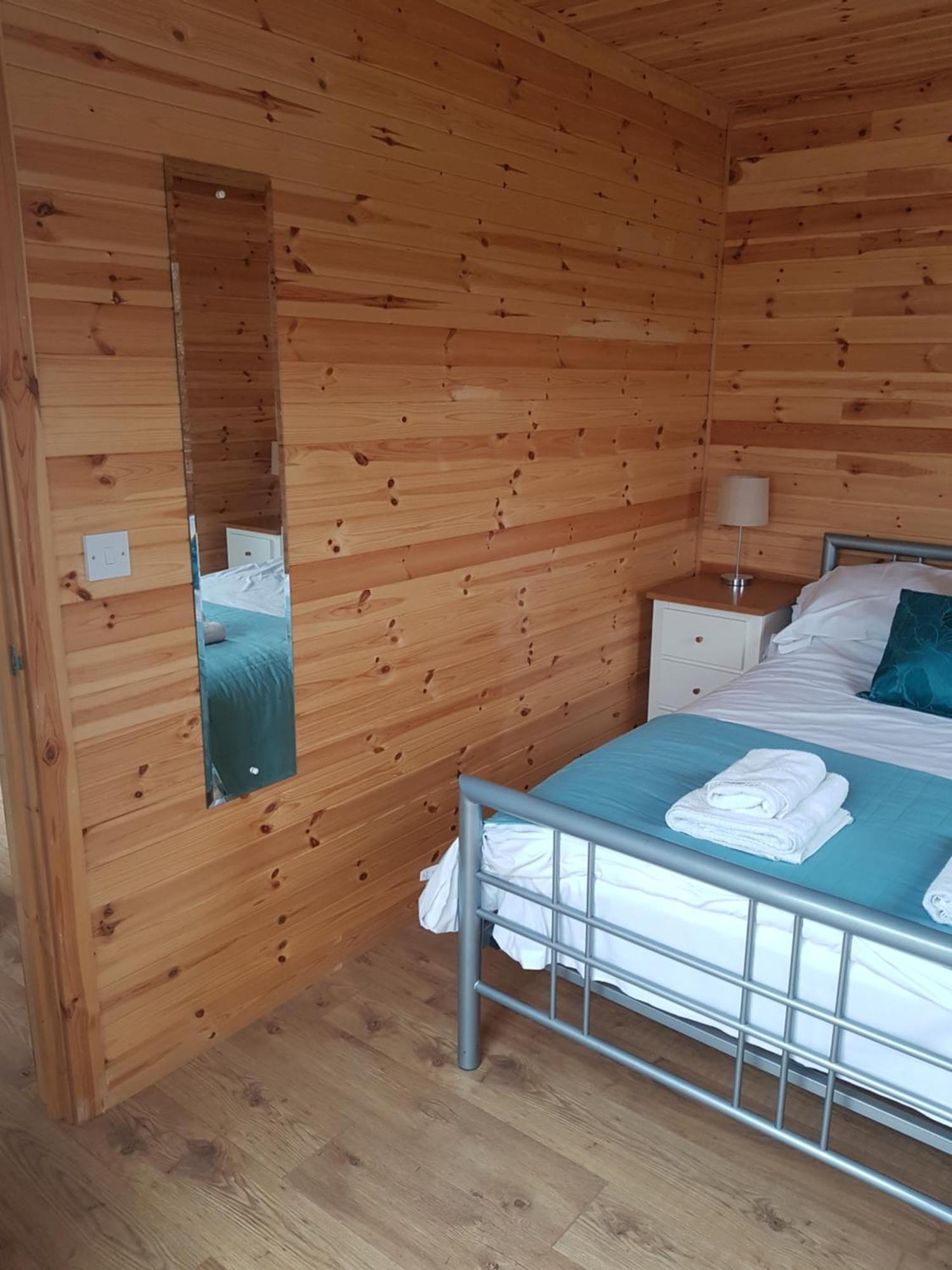 Acorn Camping And Caravan Park Ллантвіт-Мейджор Екстер'єр фото