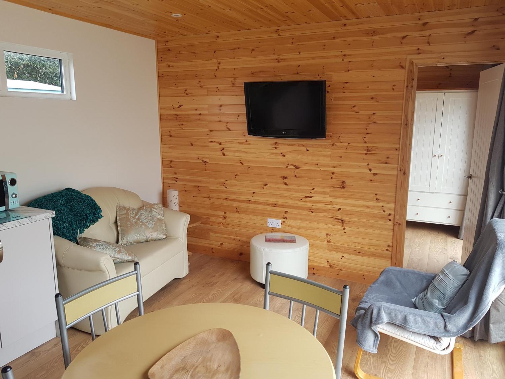 Acorn Camping And Caravan Park Ллантвіт-Мейджор Екстер'єр фото