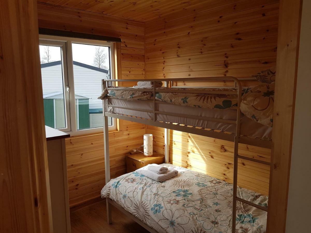 Acorn Camping And Caravan Park Ллантвіт-Мейджор Екстер'єр фото