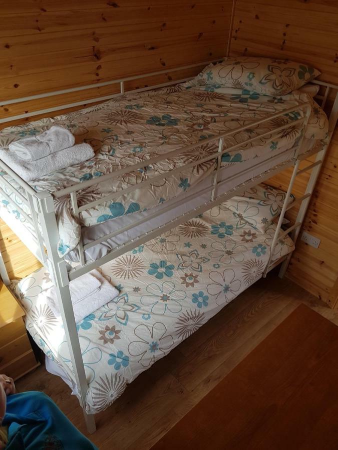 Acorn Camping And Caravan Park Ллантвіт-Мейджор Екстер'єр фото